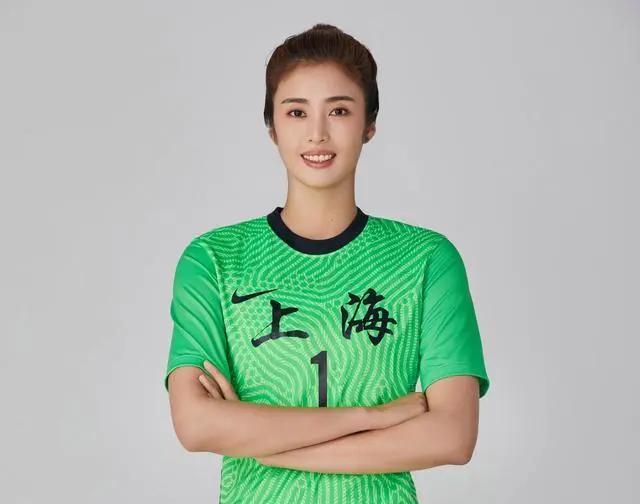 世界各国女性足球运动员备战巅峰赛事