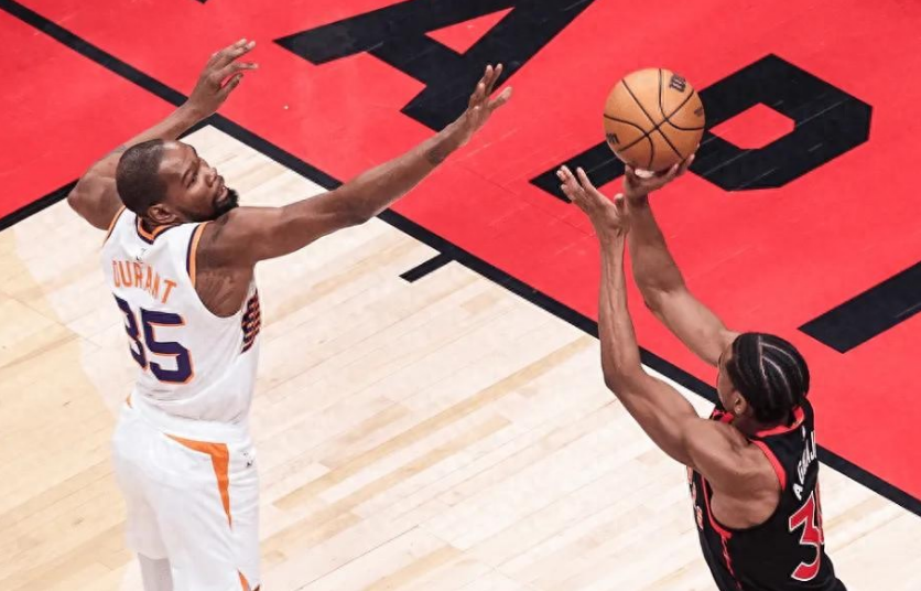 美国NBA赛场上掀起激烈较量，球员实力强劲
